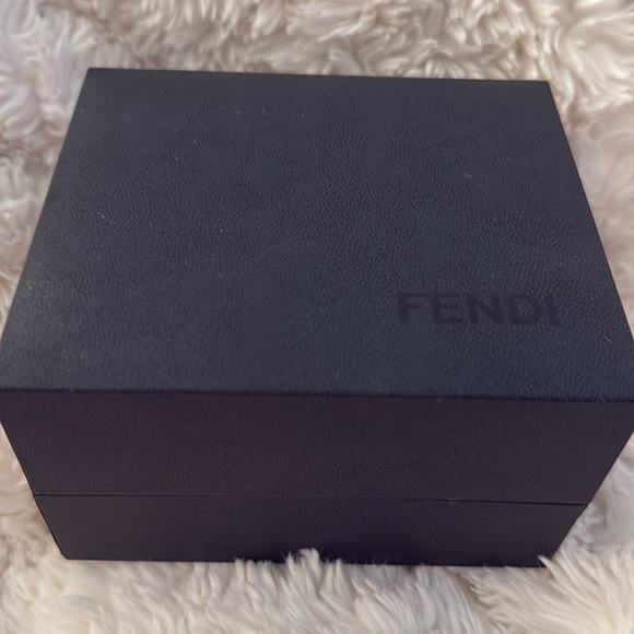 Fendi Gold Momento Ladies Watch
Model F211434000 NEW - Picture 9 of 9